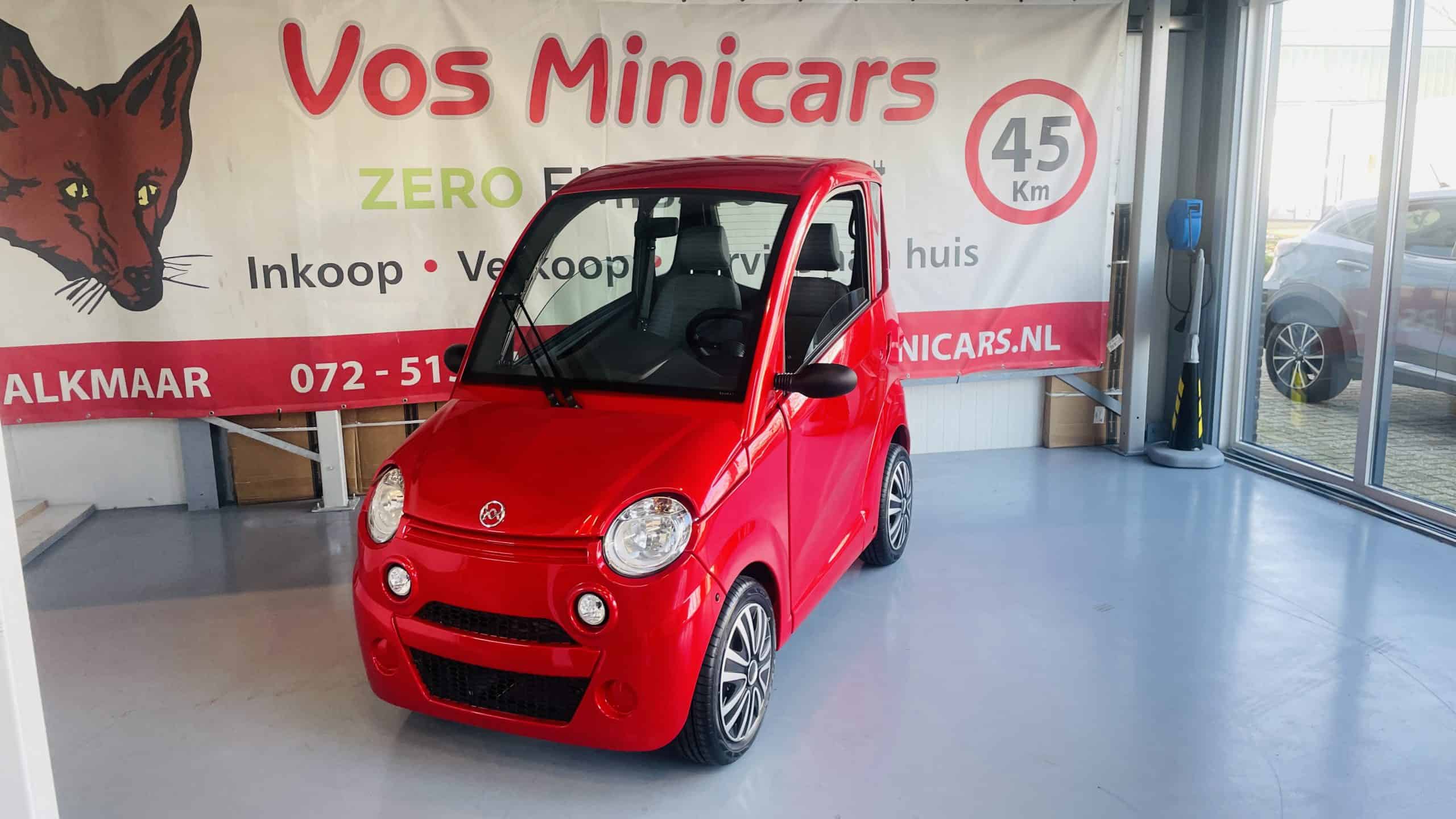 Mini elektrische auto Vos Minicars in rood, perfect voor stadsritten en bedoeld voor jonge bestuurders of als mobiliteitsoplossing. Compact en milieuvriendelijk, ideaal voor korte afstanden.