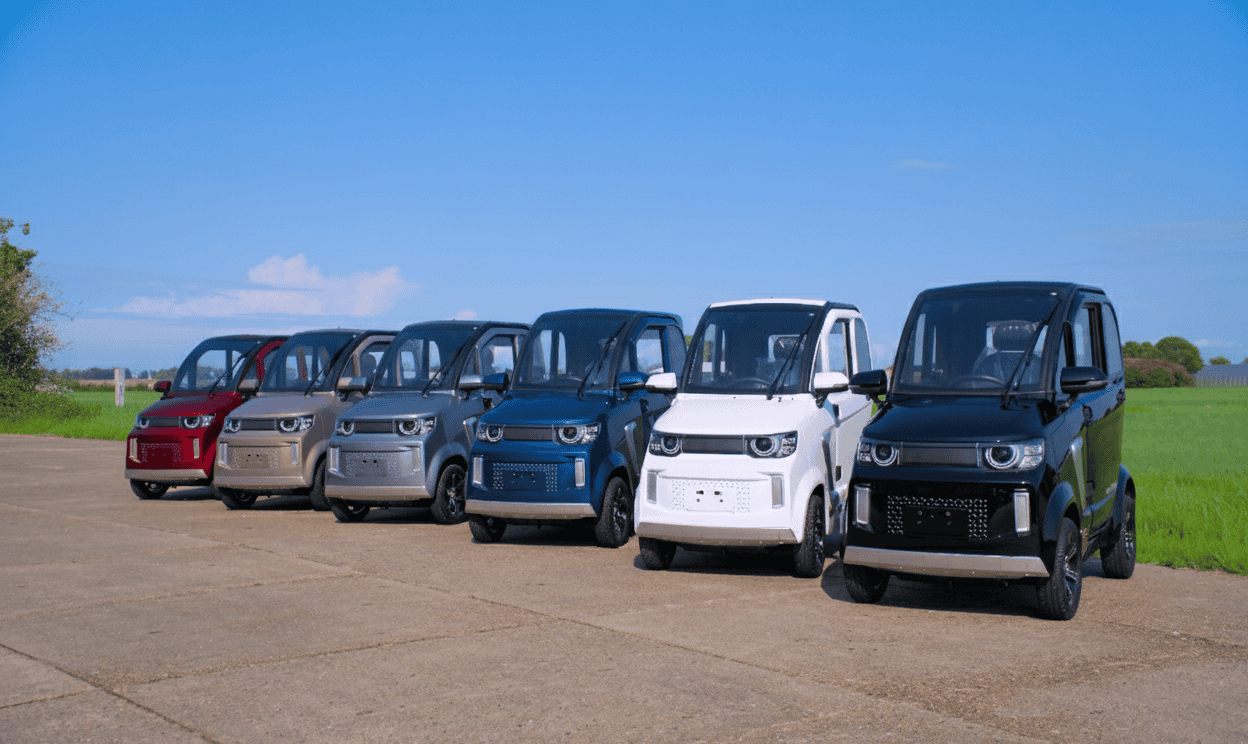 Kleine elektrische stadsauto's in diverse kleuren voertuiglijn, ideaal voor urban mobility en milieuvriendelijk vervoer.