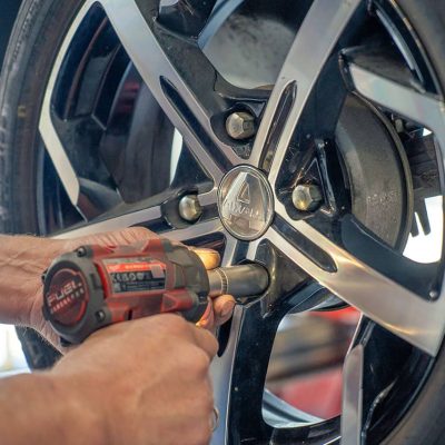 Spannend wiel onderhoud bij Vos Minicars - specialist in kleine auto’s, elektrische en hybride voertuigen. Professionele bandenwissel en velgservice voor optimale prestaties.