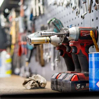 Robottechniek en gereedschap bij Vos Minicars, expert in kleine auto’s en elektrische voertuigen. Professioneel onderhoud en reparaties voor kleine auto’s en elektrische voertuigen in Nederland.